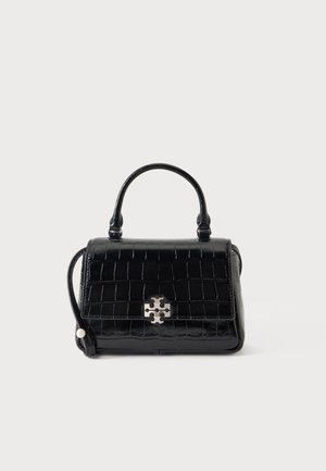 Sac à main noir à texture crocodile avec poignée supérieure et fermoir argenté, posé contre un fond clair uni.