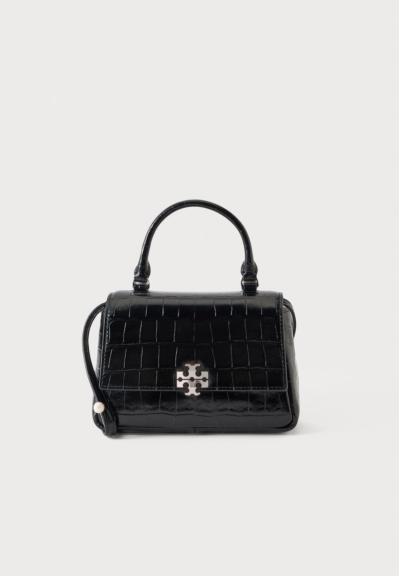 Sac à main noir à texture crocodile avec poignée supérieure et fermoir argenté, posé contre un fond clair uni.