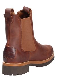 Botín de cuero marrón hasta el tobillo con paneles laterales elásticos, lengüetas y una suela de goma texturizada. Presenta un detalle de logo en el talón y acentos de costura.