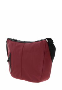 Borsa a spalla sintetica rossa con texture liscia, dettagli neri, chiusura a zip e tasca esterna con un logo minimalista.