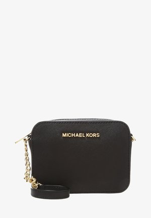 Czarna torebka Michael Kors na ramię z złotym łańcuchowym paskiem i logo na fakturowanej powierzchni skóry.