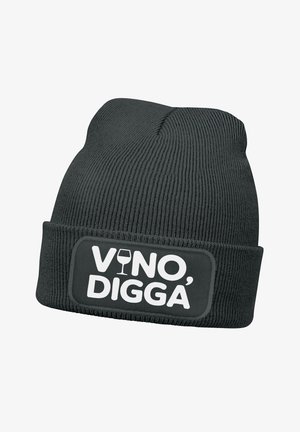Schwarze Strickmütze mit umgeschlagenem Bündchen, das einen rechteckigen Aufnäher zeigt. Auf dem Aufnäher steht in Weiß "VINO, DIGGA" über einem Weinglas-Symbol.