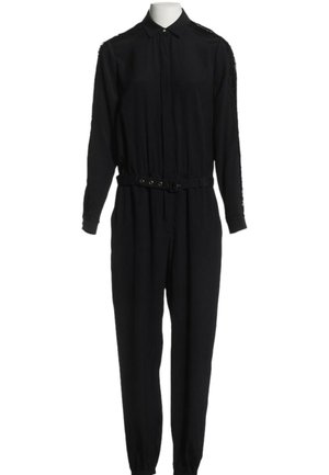 Combinaison noire à manches longues avec col, poignets boutonnés, ceinture frontale et pantalon fuselé sur un mannequin sans tête.