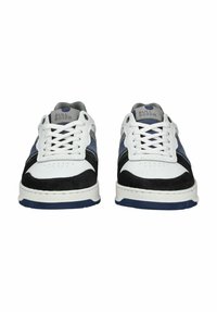 Bílé a černé tenisky s modrými akcenty. Vyrobené z kůže a semiše, s perforovaným špičkovým boxem a plochými tkaničkami. Jméno značky na jazyku.