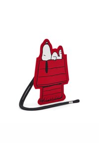 Rød læder nøgleanhænger formet som Snoopys hundehus, med en 3D Snoopy figur liggende på toppen. Sort kæde vedhæftet.