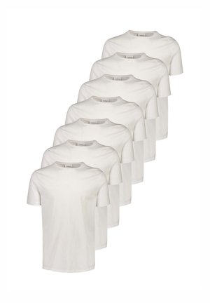 Seis camisetas blancas lisas de manga corta con cuello redondo apiladas en un arreglo escalonado sobre un fondo blanco.