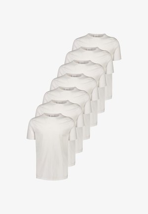 Zes effen witte T-shirts met korte mouwen en ronde hals, in een verspringende stapel op een witte achtergrond.