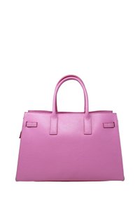 Růžová kožená kabelka s dvěma horními uchy, strukturovaným designem, texturovaným povrchem a minimálními kovovými akcenty. Obsahuje klopovou kapsu.