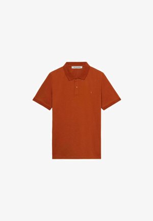 Męska koszulka polo w pomarańczowym kolorze z bawełny, z klasycznym kołnierzykiem, krótkimi rękawami i małym logo na lewej piersi. Szczegół z zapięciem na guziki.