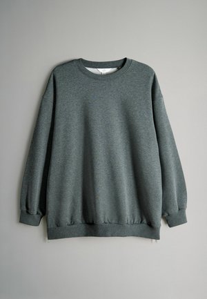 Grauer Pullover aus weichem Material mit Rundhalsausschnitt, langen Ärmeln mit gerippten Bündchen und einer leicht lockeren Passform mit gerafftem Saum.