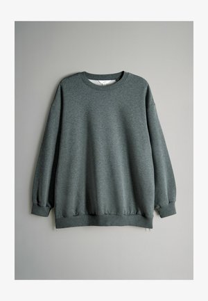 Šedá mikina z měkkého materiálu s kulatým výstřihem, dlouhými rukávy s žebrovanými manžetami a mírně volným střihem se staženým lemem.