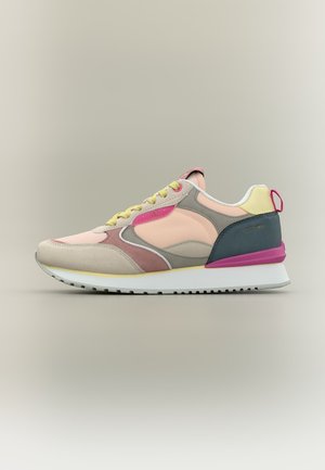 Scarpa da ginnastica bassa rosa, beige, grigia e gialla con suola bianca, lacci gialli e anello rosso sul tallone su sfondo neutro.