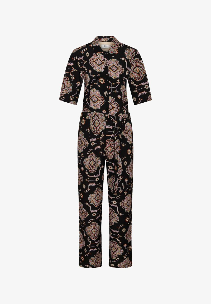 Crni kombinezon s kratkim rukavima, ovratnikom i šarenim geometrijskim uzorkom. Izrađen od laganog materijala.