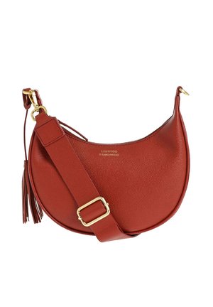 Sac à épaule en cuir rouge en forme de croissant avec sangle réglable, matériel en or, détails en franges et logo "Loxwood Le Cabas Parisien".