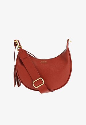 Sac à épaule en cuir rouge en forme de croissant avec sangle réglable, matériel en or, détails en franges et logo "Loxwood Le Cabas Parisien".