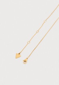 Χρυσό κολιέ με τρίγωνο μενταγιόν με ανάγλυφες λεπτομέρειες και κούμπωμα τύπου αστακού. Η αλυσίδα έχει κρίκους με εναλλασσόμενα λείες και υφασμένες ενότητες.