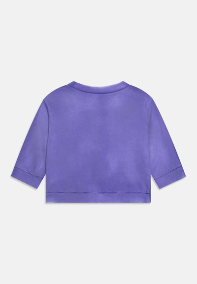 Lila kortärmad sweatshirt med rund halsringning, trekvartslånga ärmar och en slät yta. Inga synliga mönster eller detaljer.