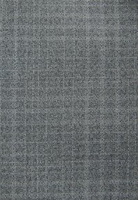 Grauer Stoff mit einem strukturierten Muster und einem Karodesign. Er weist subtile Schattierungsunterschiede und ein weiches, gewebtes Aussehen auf.