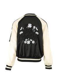 Czarna i kremowa kurtka bomberka z haftowanym wzorem kwiatowym oraz napisem "Po prostu oddychaj" na plecach. Długie rękawy z ściągaczami u mankietów i w pasie.