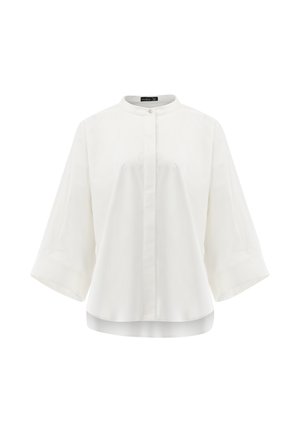 Weiße Bluse mit hohem Kragen, Knopfleiste und Dreiviertelärmeln. Hergestellt aus glattem Stoff mit lockerem Schnitt und abgerundetem Saum.