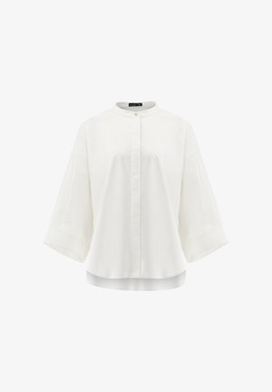 Weiße Bluse mit hohem Kragen, Knopfleiste und Dreiviertelärmeln. Hergestellt aus glattem Stoff mit lockerem Schnitt und abgerundetem Saum.