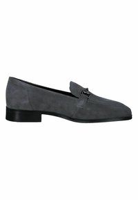 Grijze suède loafers met een platte zwarte zool, voorzien van een onderscheidende gespdetail en een nette, eenvoudige stiksel langs de zijkanten.