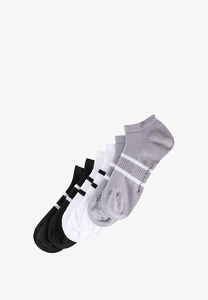 Set bestehend aus drei Paaren von Fußsocken in Grau, Weiß und Schwarz. Jedes Paar weist kontrastierende Streifen und eine gestrickte Textur auf.