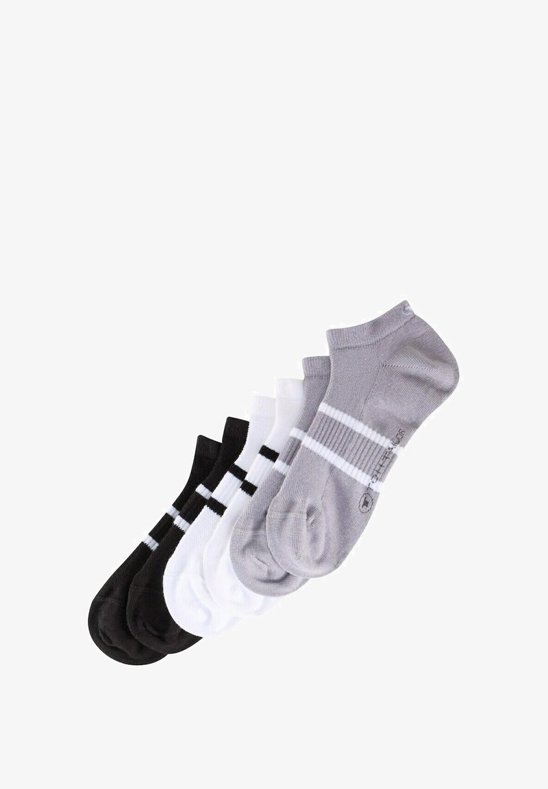 Set med tre par ankelsockor i grått, vitt och svart. Varje par har kontrasterande ränder och en stickad textur.