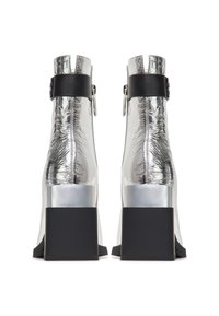 Silberne Knöchelstiefel haben ein metallisches Finish, eine glatte Textur, schwarze Hardware-Akzente und einen stabilen Blockabsatz in Schwarz.