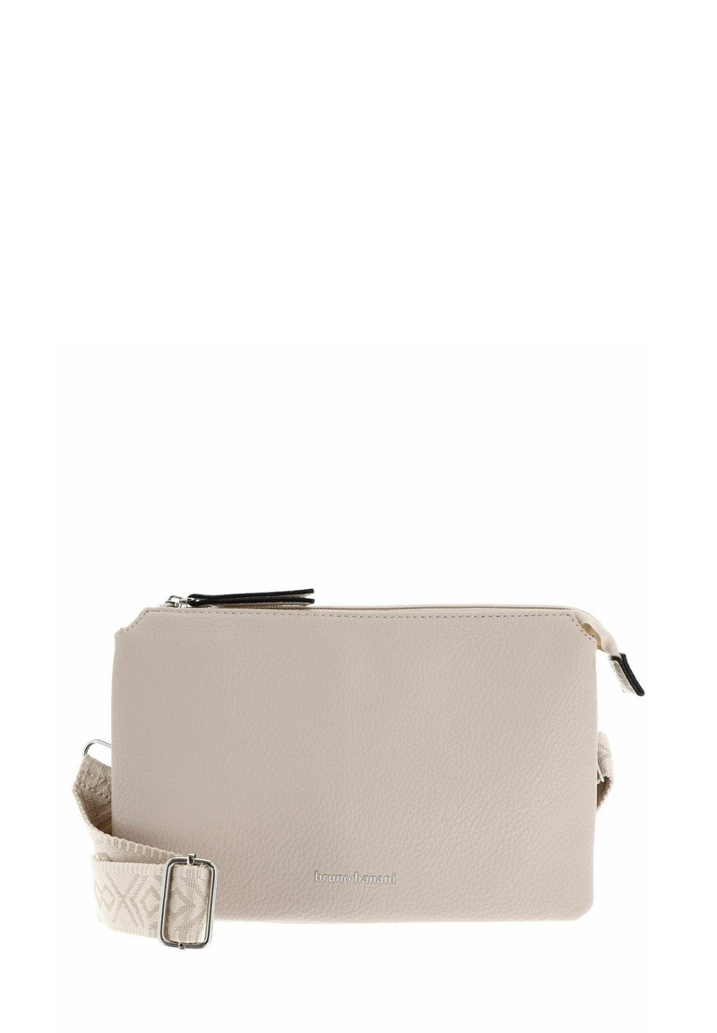 Sac en cuir beige en bandoulière avec une surface texturée, équipé d'une fermeture éclair et d'une sangle réglable à motif. Accent logo en argent.