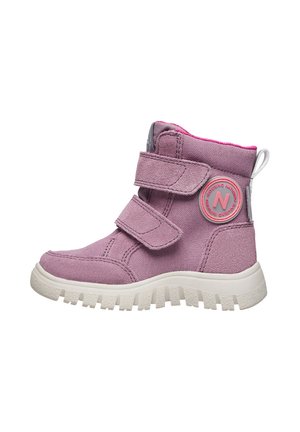 Bottines en tissu rose avec deux bandes velcro, bout rond, semelle en caoutchouc blanc, finition texturée et un détail de logo circulaire sur le côté.
