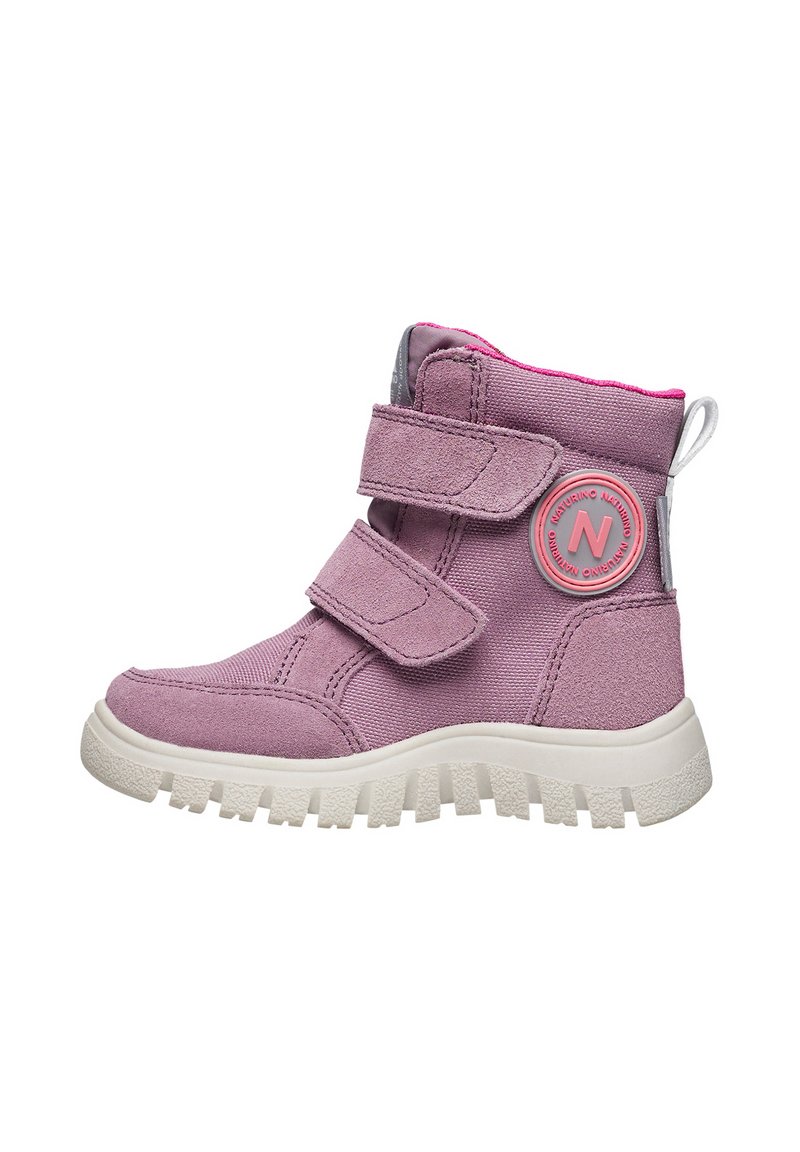 Bottines en tissu rose avec deux bandes velcro, bout rond, semelle en caoutchouc blanc, finition texturée et un détail de logo circulaire sur le côté.