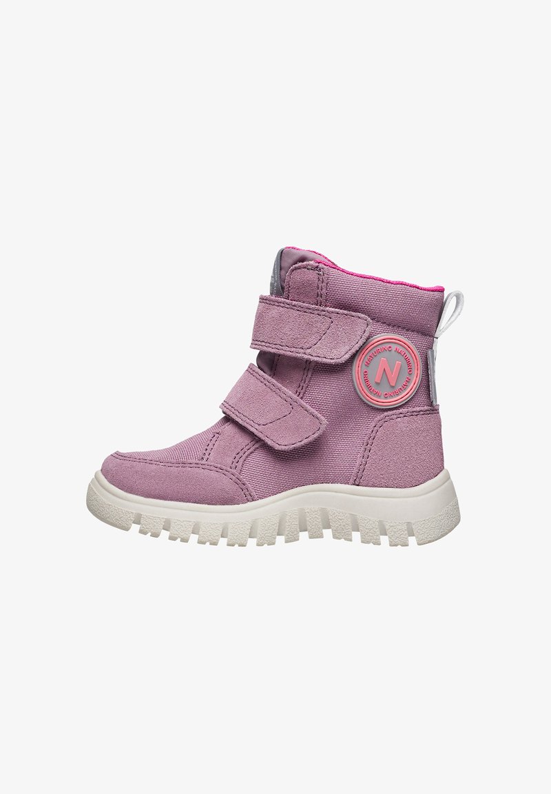 Różowe skórzane botki za kostkę z dwoma rzepami, okrągłym noskiem, białą gumową podeszwą, teksturowanym wykończeniem i okrąłym logo z boku.