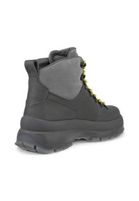 Grå vandringsskor med en texturerad mockaöverdel, rund ankle stöd, gula snörning och en tjock svart gummisula.