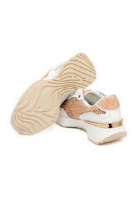 Scarpe da ginnastica bianche con una suola beige testurizzata, caratterizzate da un accento pesca con motivo mappa sui lati e una finitura dorata sul tallone.