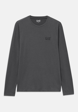 Camisa de manga larga de color gris oscuro con cuello redondo y pequeño logo de EA7 Emporio Armani en el lado izquierdo del pecho.