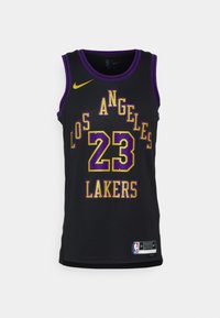 Musta koripallopaita, jossa on keltaisella teksti "LOS ANGELES", valkoinen numero "23" ja keltaisella "LAKERS", violetit korostukset ja Nike-logo.