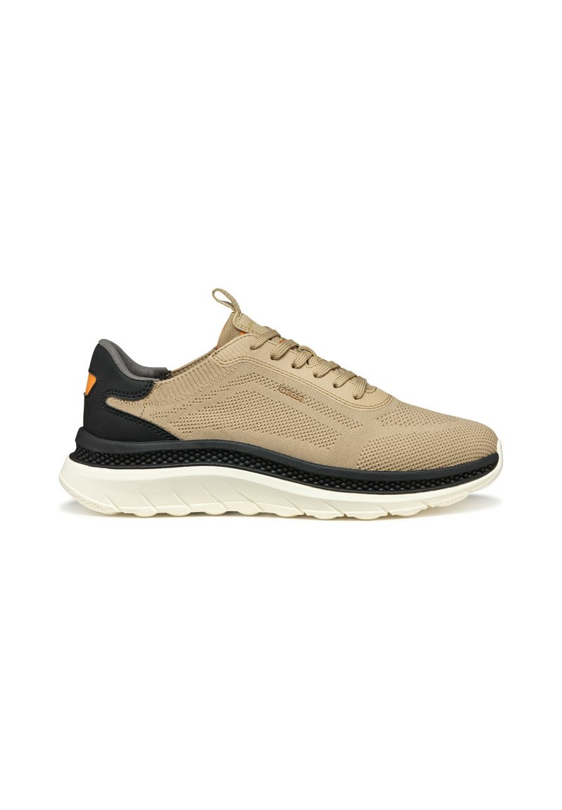 Scarpe sportive beige con tomaia in mesh traspirante, controcanto nero, intersuola bianca spessa e suola testurizzata per una buona aderenza.
