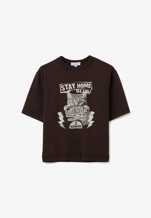 Braunes Baumwoll-T-Shirt mit grafischem Druck eines Katers, ergänzt durch Text und Blitzelemente. Kurze Ärmel und bequemer Schnitt.