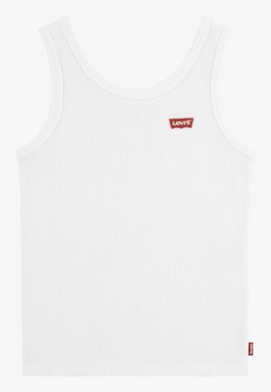 Biały prążkowany tank top z czerwonym logo Levi's blisko dekoltu i na dolnym szwie bocznym.