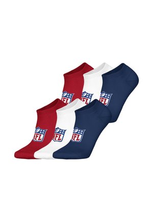 Set aus vier Knöchelsocken in Rot, Weiß und Blau. Jede Socke zeigt ein NFL-Logo, hat einen gerippten Bund und eine glatte Textur.