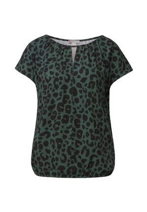 Korte mouw top in donkergroene stof met zwarte luipaardprint. Bevat een sleutelgat halslijn en een geraffineerde halslijn voor een ontspannen pasvorm.