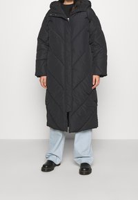 Monki Abrigo de invierno - black