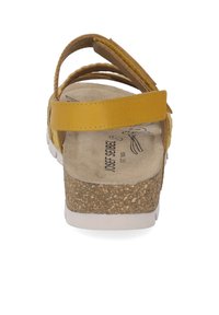 Gele leren sandaal met meerdere bandjes, kurken zool en een witte rubberen loopzool. Heeft geprijsde binnenzolen en een gevlochten bandontwerp.