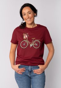 T-shirt en coton bourgogne avec un motif de bicyclettes et un panier de fleurs, à manches courtes et col rond classique.