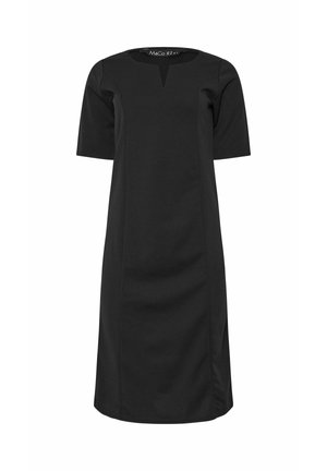 Robe noire longueur genou avec manches courtes, encolure ronde avec une petite découpe en V, et fente latérale sur fond uni.