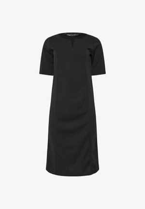 Robe noire longueur genou avec manches courtes, encolure ronde avec une petite découpe en V, et fente latérale sur fond uni.