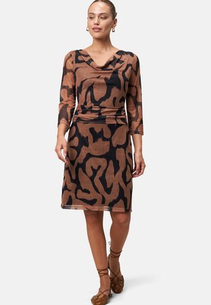 Robe marron avec imprimé animal noir ; dotée d'un col drapé et de manches trois-quarts ; fabriquée à partir d'un tissu lisse ; design longueur genou.
