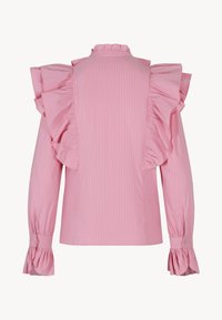 Różowa bluzka z długimi rękawami w paski, z falbankami na ramionach i mankietach, zapinanymi mankietami oraz wysokim kołnierzem.