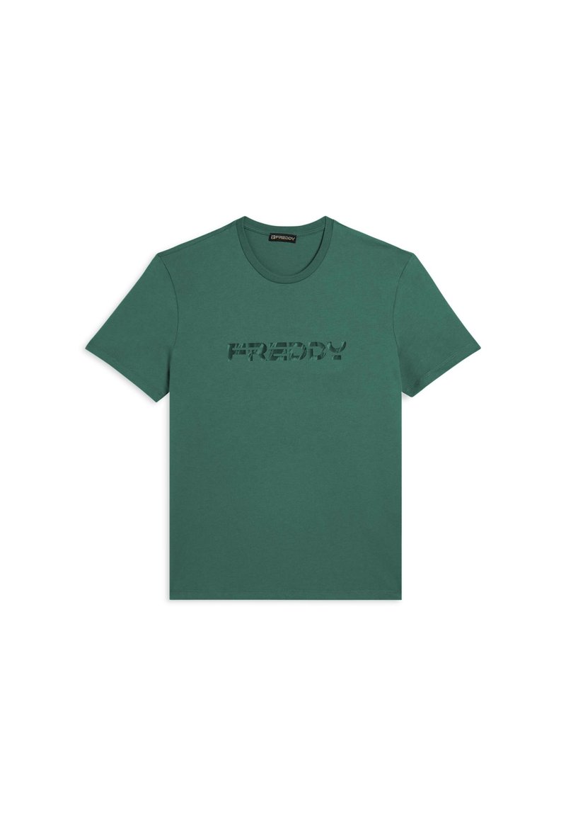 Camiseta de algodón verde con mangas cortas, con un logo texturizado "FREDDY" en un tono más oscuro. Diseño clásico con cuello redondo.